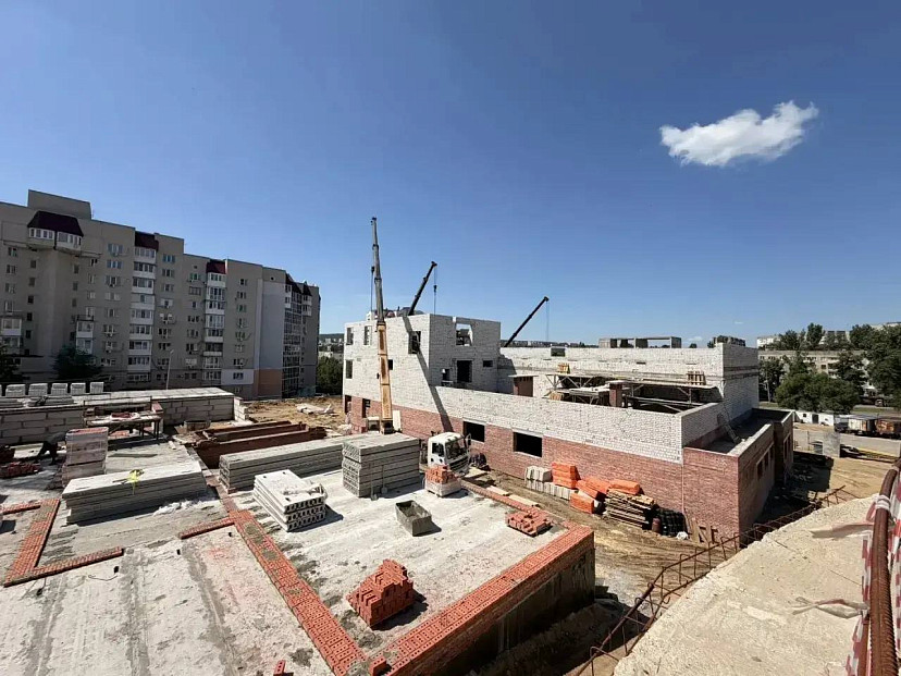 В школе на 1100 мест в Молодежном начали сооружать бассейн